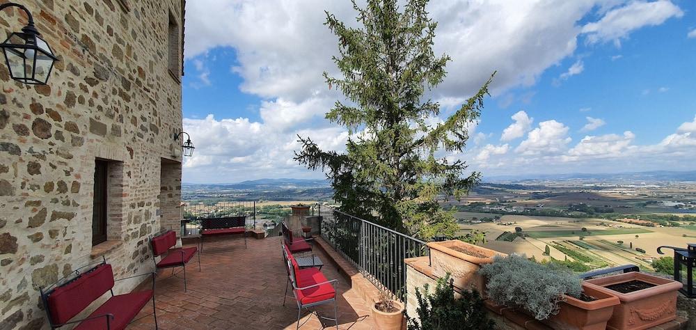 Relais La Corte Di Bettona Bagian luar foto