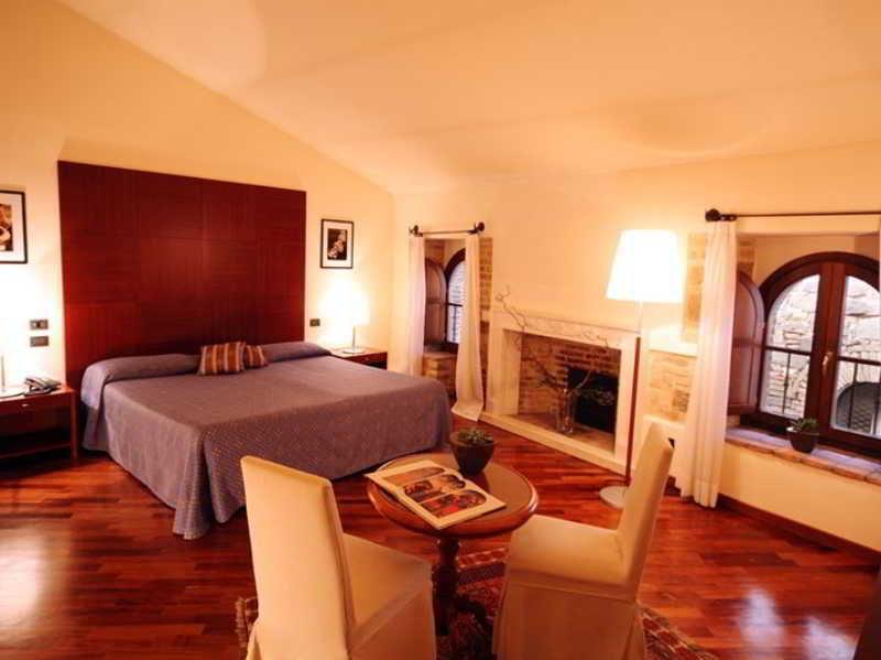 Relais La Corte Di Bettona Bagian luar foto